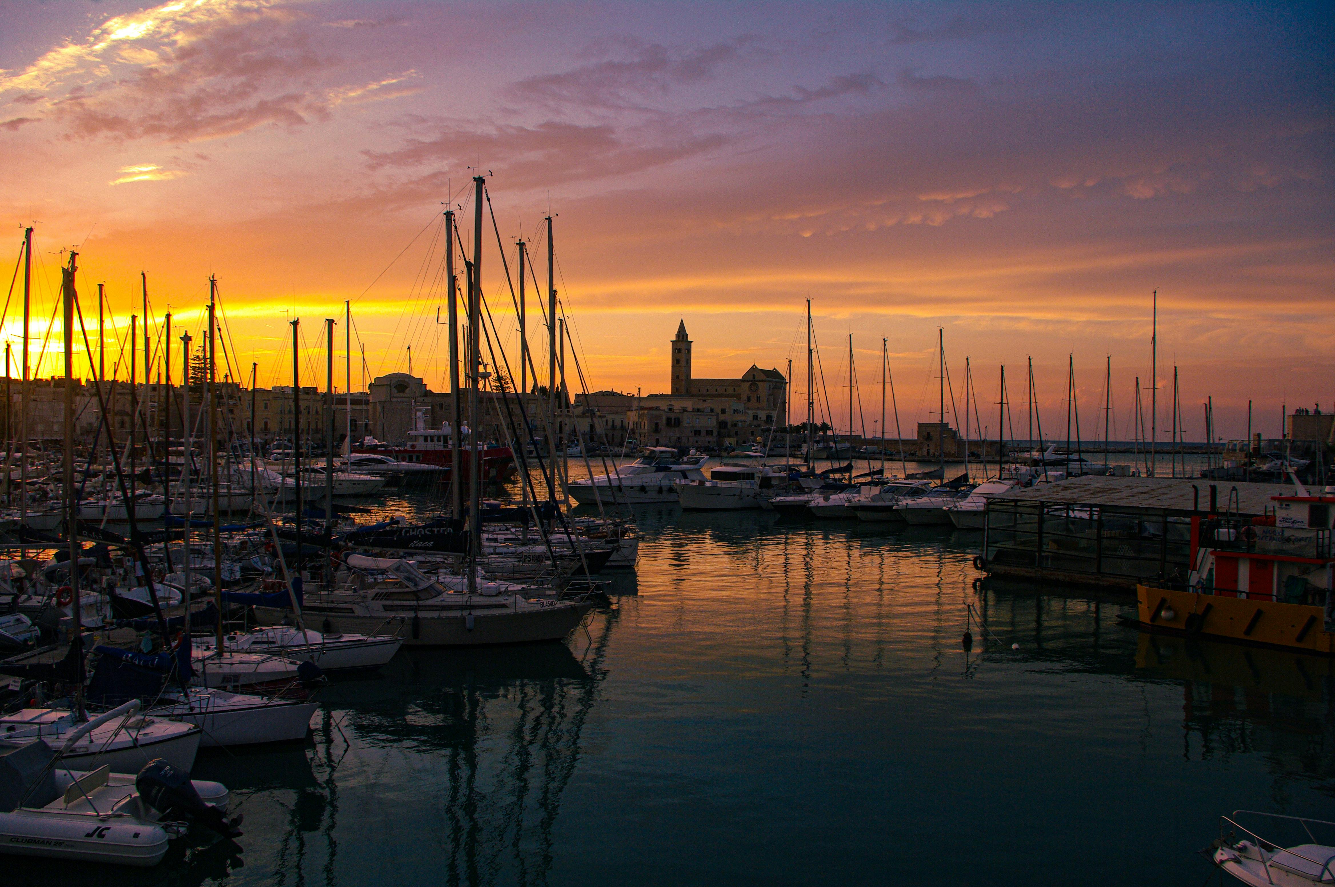 Scorcio della costa pugliese al tramonto